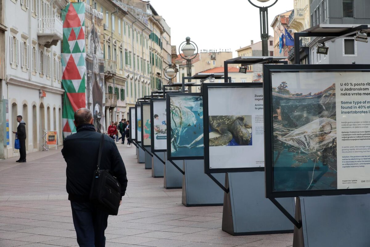 Rijeka: Na Korzu postavljena izložba “Volim grad kojim ne teče smeće”