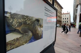 Rijeka: Na Korzu postavljena izložba “Volim grad kojim ne teče smeće”