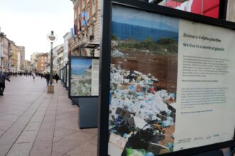 Rijeka: Na Korzu postavljena izložba “Volim grad kojim ne teče smeće”