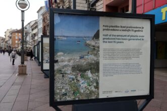 Rijeka: Na Korzu postavljena izložba “Volim grad kojim ne teče smeće”