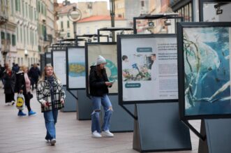 Rijeka: Na Korzu postavljena izložba “Volim grad kojim ne teče smeće”