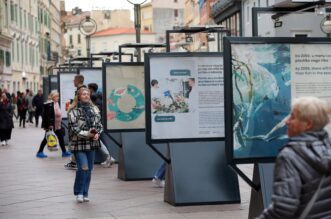 Rijeka: Na Korzu postavljena izložba “Volim grad kojim ne teče smeće”