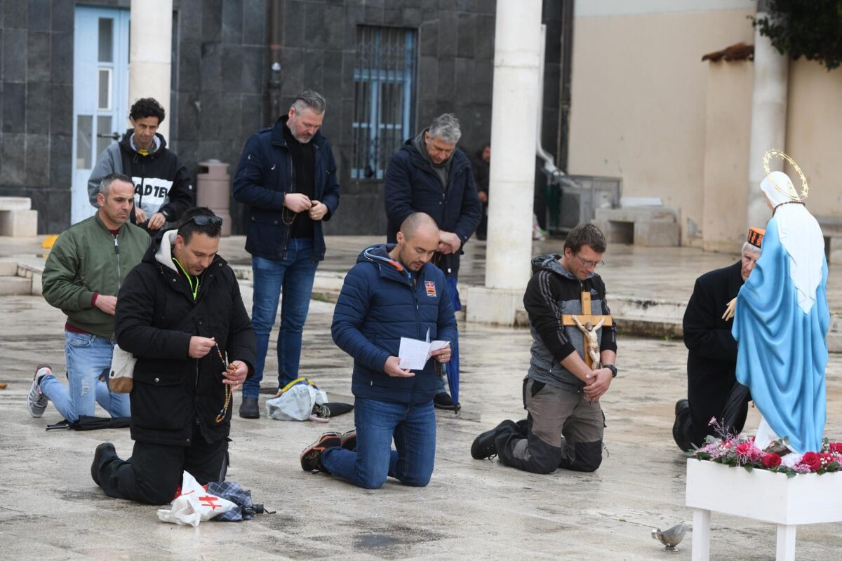 Šibenik: Muškarci u molitvi krunice na Trgu Krešimirova doma