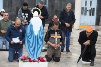 Šibenik: Muškarci u molitvi krunice na Trgu Krešimirova doma