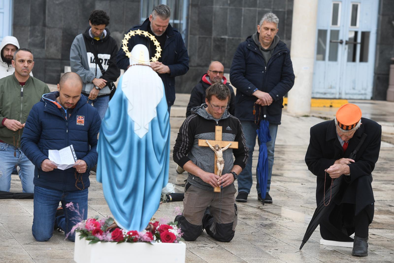 Šibenik: Muškarci u molitvi krunice na Trgu Krešimirova doma Šibenik: Muškarci u molitvi krunice na Trgu Krešimirova doma