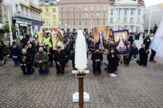 Zagreb: Muškarci okupljeni na molitvi krunice na glavnom gradskom Trgu