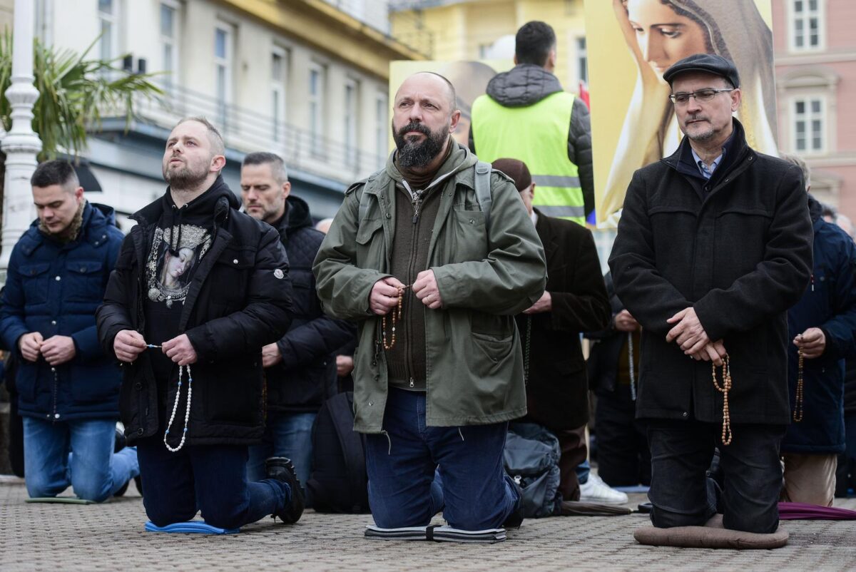 Zagreb: Muškarci okupljeni na molitvi krunice na glavnom gradskom Trgu