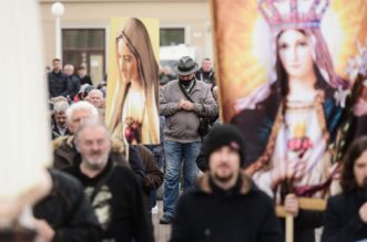 Zagreb: Muškarci okupljeni na molitvi krunice na glavnom gradskom Trgu