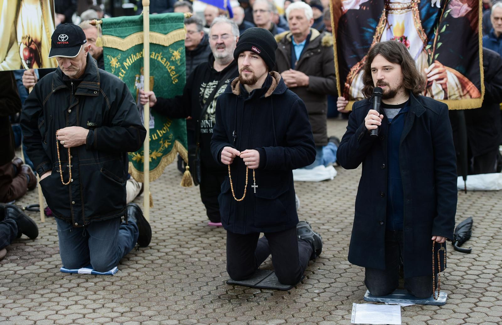 Zagreb: Muškarci okupljeni na molitvi krunice na glavnom gradskom Trgu Zagreb: Muškarci okupljeni na molitvi krunice na glavnom gradskom Trgu