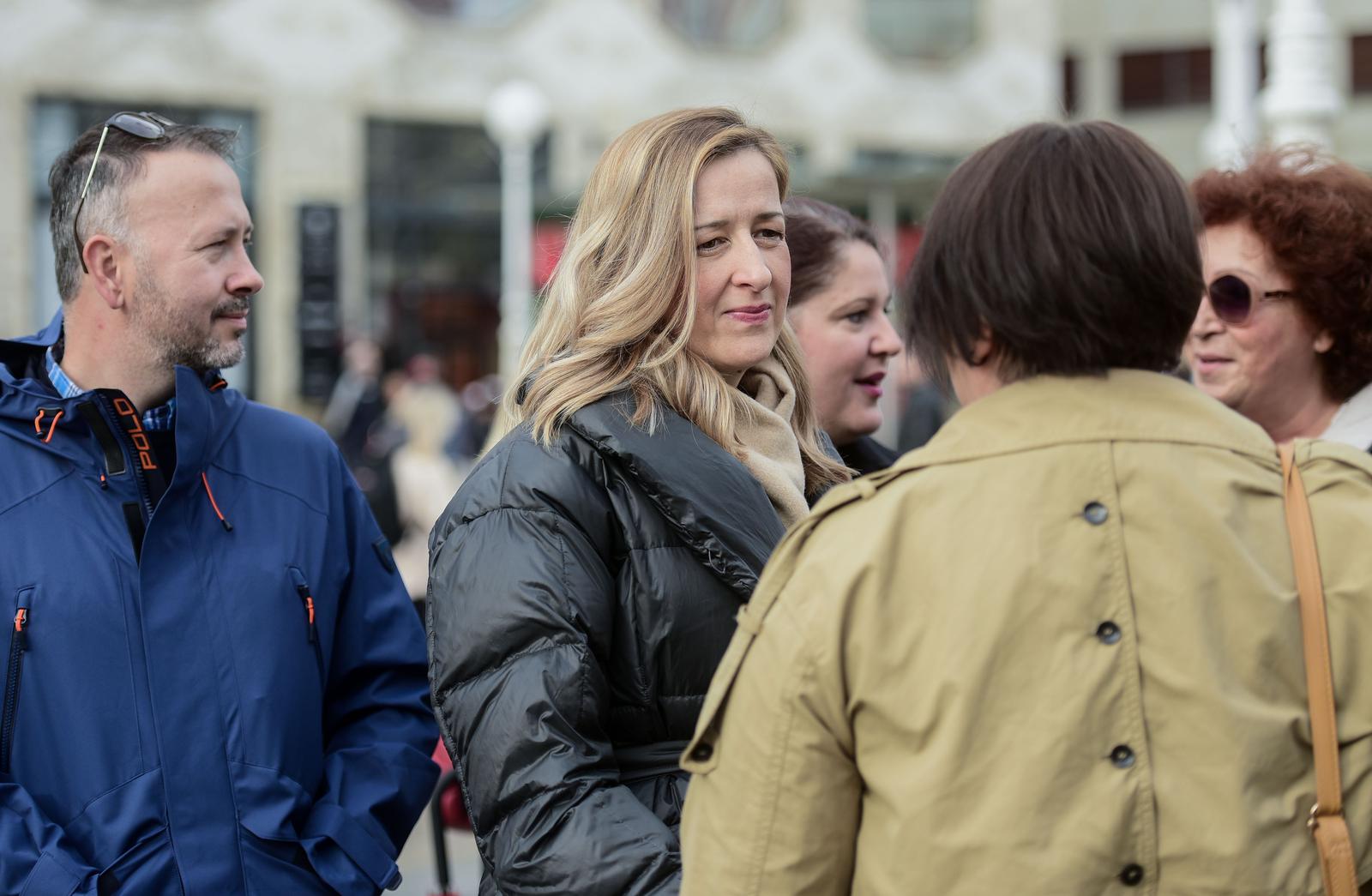 Zagreb: Prosvjednici na Trgu bukom pokušali ometati molitelje krunice Zagreb: Prosvjednici na Trgu bukom pokušali ometati molitelje krunice