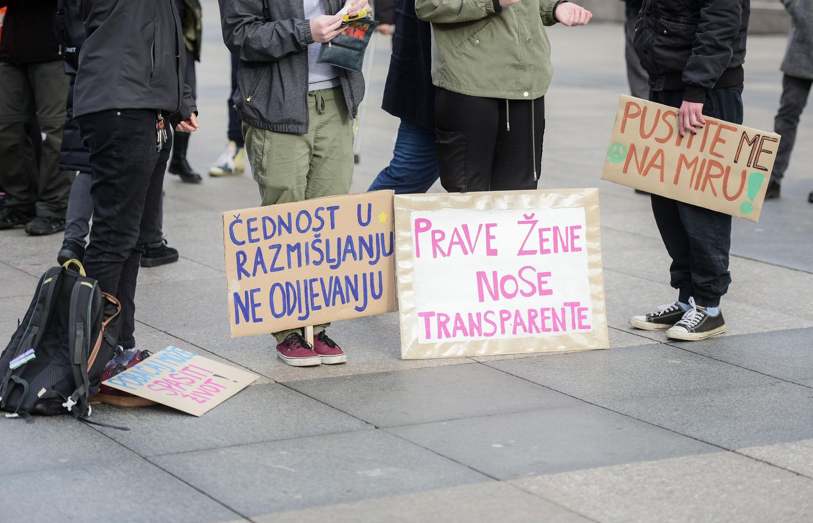 Zagreb: Prosvjednici na Trgu bukom pokušali ometati molitelje krunice Zagreb: Prosvjednici na Trgu bukom pokušali ometati molitelje krunice