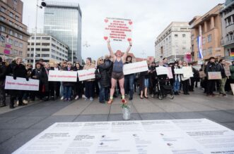 Zagreb: Prosvjednici na Trgu bukom pokušali ometati molitelje krunice