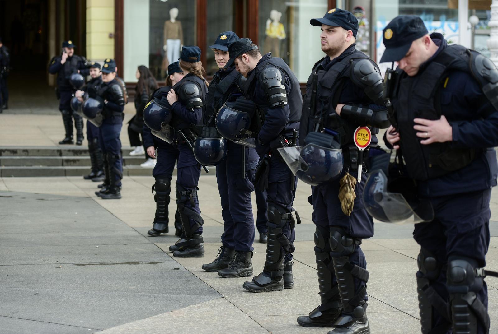 Zagreb: Prosvjednici na Trgu bukom pokušali ometati molitelje krunice Zagreb: Prosvjednici na Trgu bukom pokušali ometati molitelje krunice