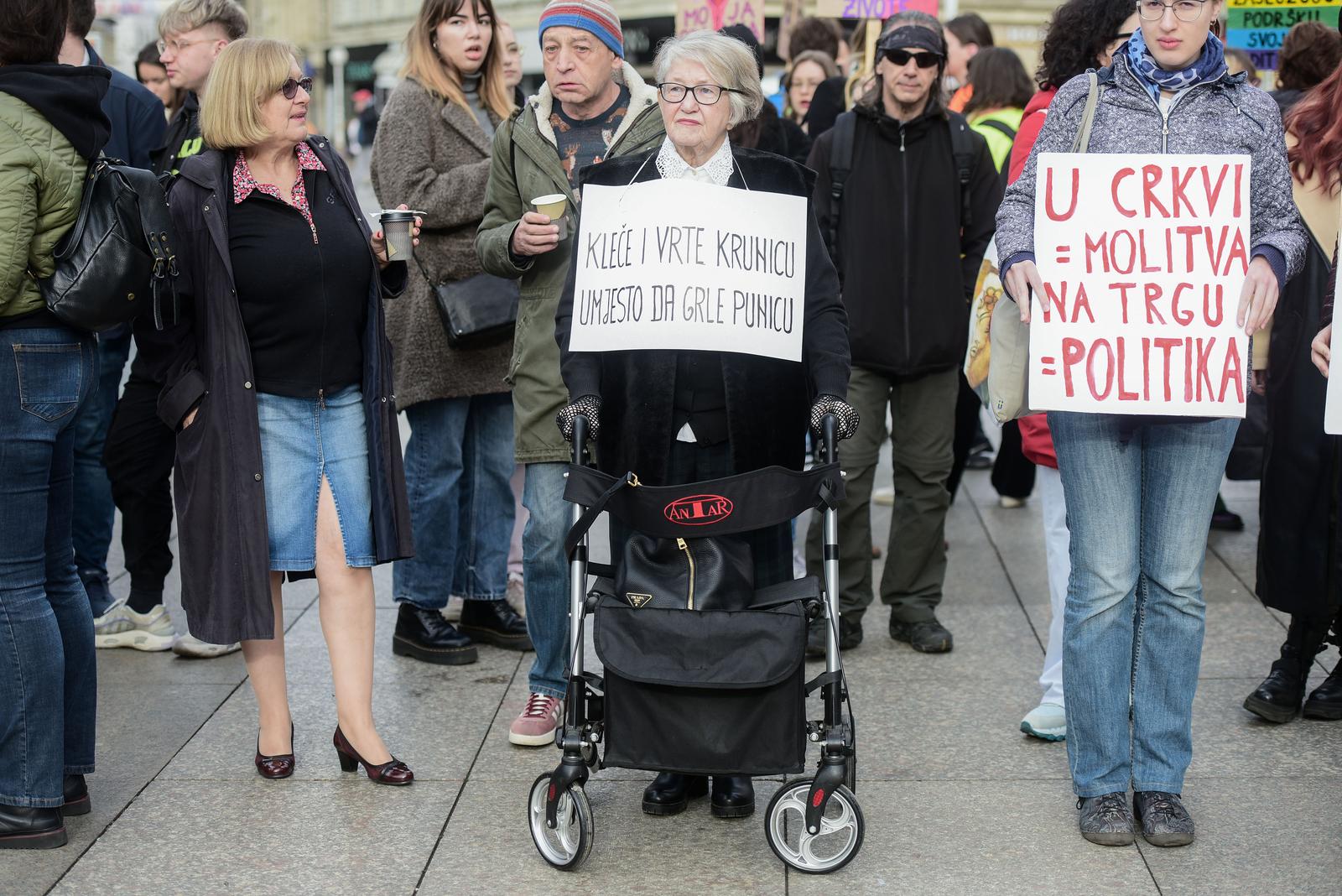 Zagreb: Prosvjednici na Trgu bukom pokušali ometati molitelje krunice Zagreb: Prosvjednici na Trgu bukom pokušali ometati molitelje krunice