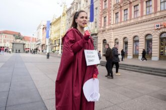 Zagreb: Prosvjednici na Trgu bukom pokušali ometati molitelje krunice