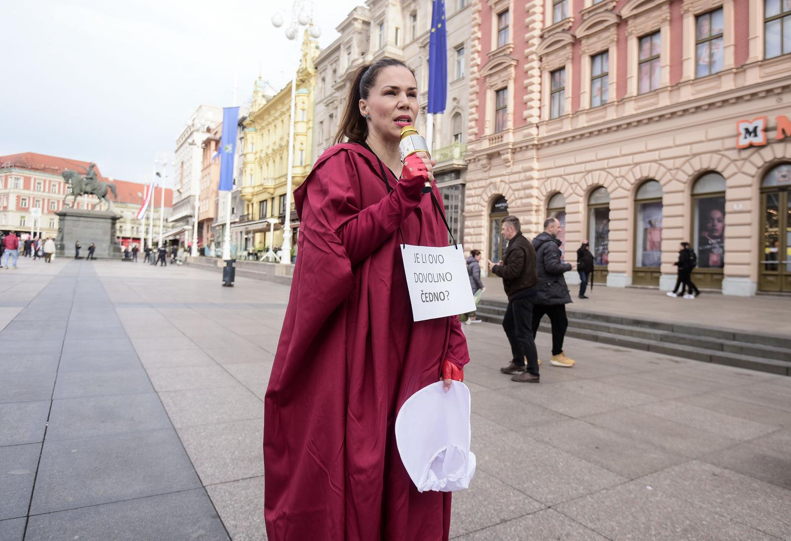 Zagreb: Prosvjednici na Trgu bukom pokušali ometati molitelje krunice Zagreb: Prosvjednici na Trgu bukom pokušali ometati molitelje krunice