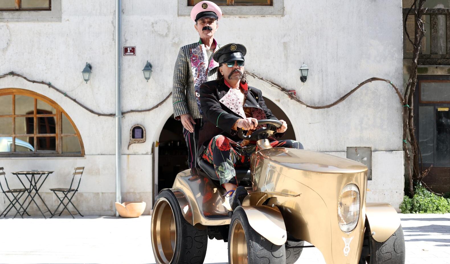 Kastav: Let3 predstavio zlatni traktor s kojim idu na Euroviziju Kastav: Let3 predstavio zlatni traktor s kojim idu na Euroviziju