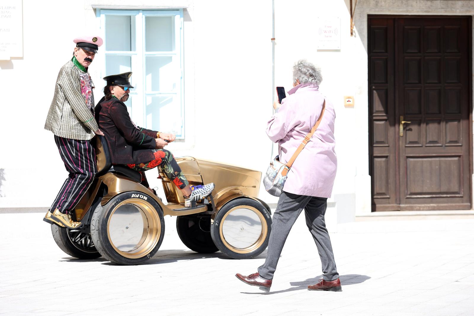 Kastav: Let3 predstavio zlatni traktor s kojim idu na Euroviziju Kastav: Let3 predstavio zlatni traktor s kojim idu na Euroviziju