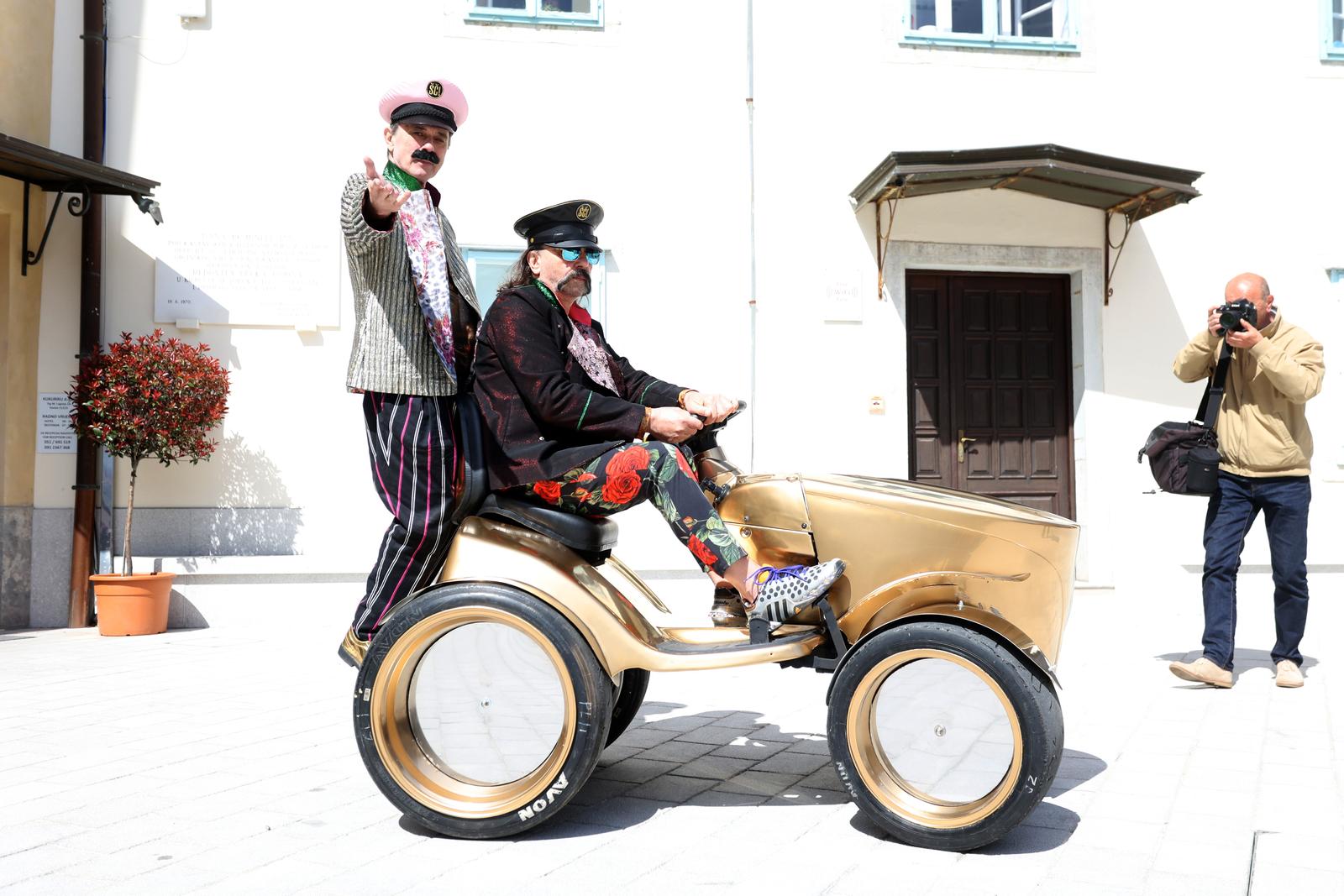 Kastav: Let3 predstavio zlatni traktor s kojim idu na Euroviziju Kastav: Let3 predstavio zlatni traktor s kojim idu na Euroviziju