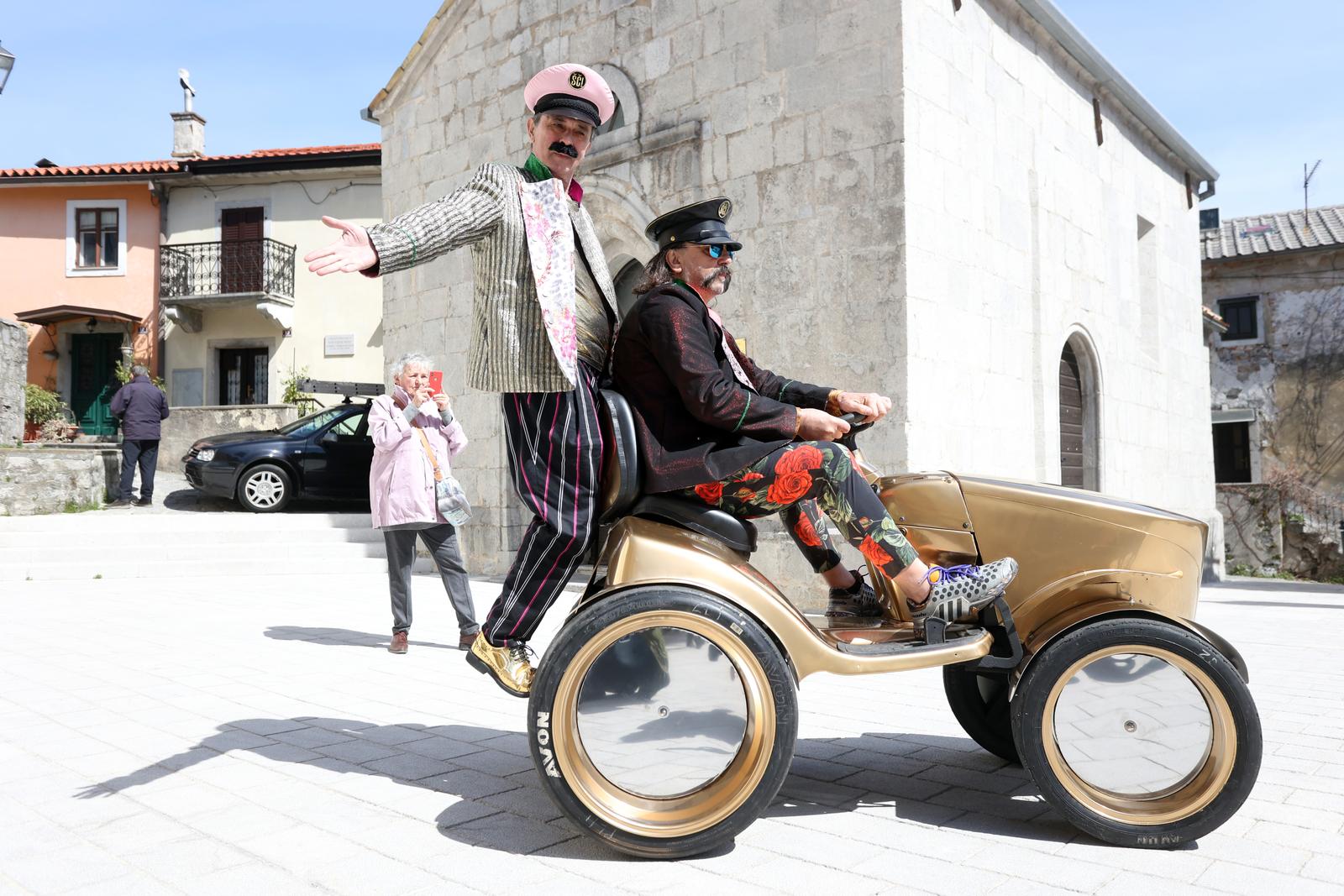 Kastav: Let3 predstavio zlatni traktor s kojim idu na Euroviziju Kastav: Let3 predstavio zlatni traktor s kojim idu na Euroviziju