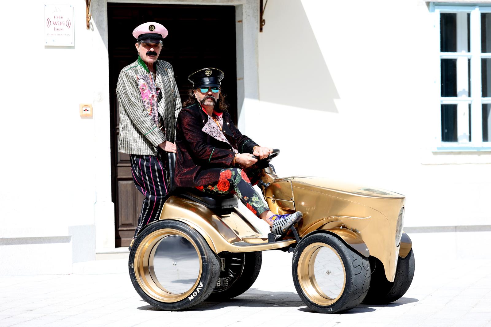 Kastav: Let3 predstavio zlatni traktor s kojim idu na Euroviziju Kastav: Let3 predstavio zlatni traktor s kojim idu na Euroviziju