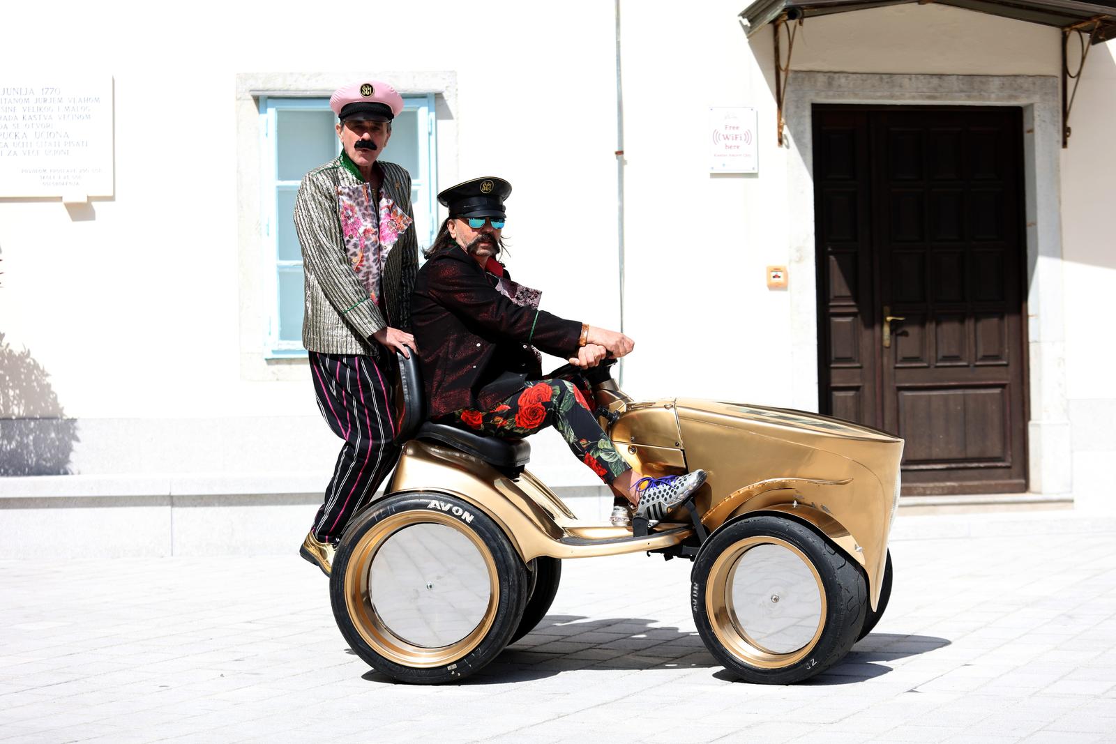 Kastav: Let3 predstavio zlatni traktor s kojim idu na Euroviziju Kastav: Let3 predstavio zlatni traktor s kojim idu na Euroviziju