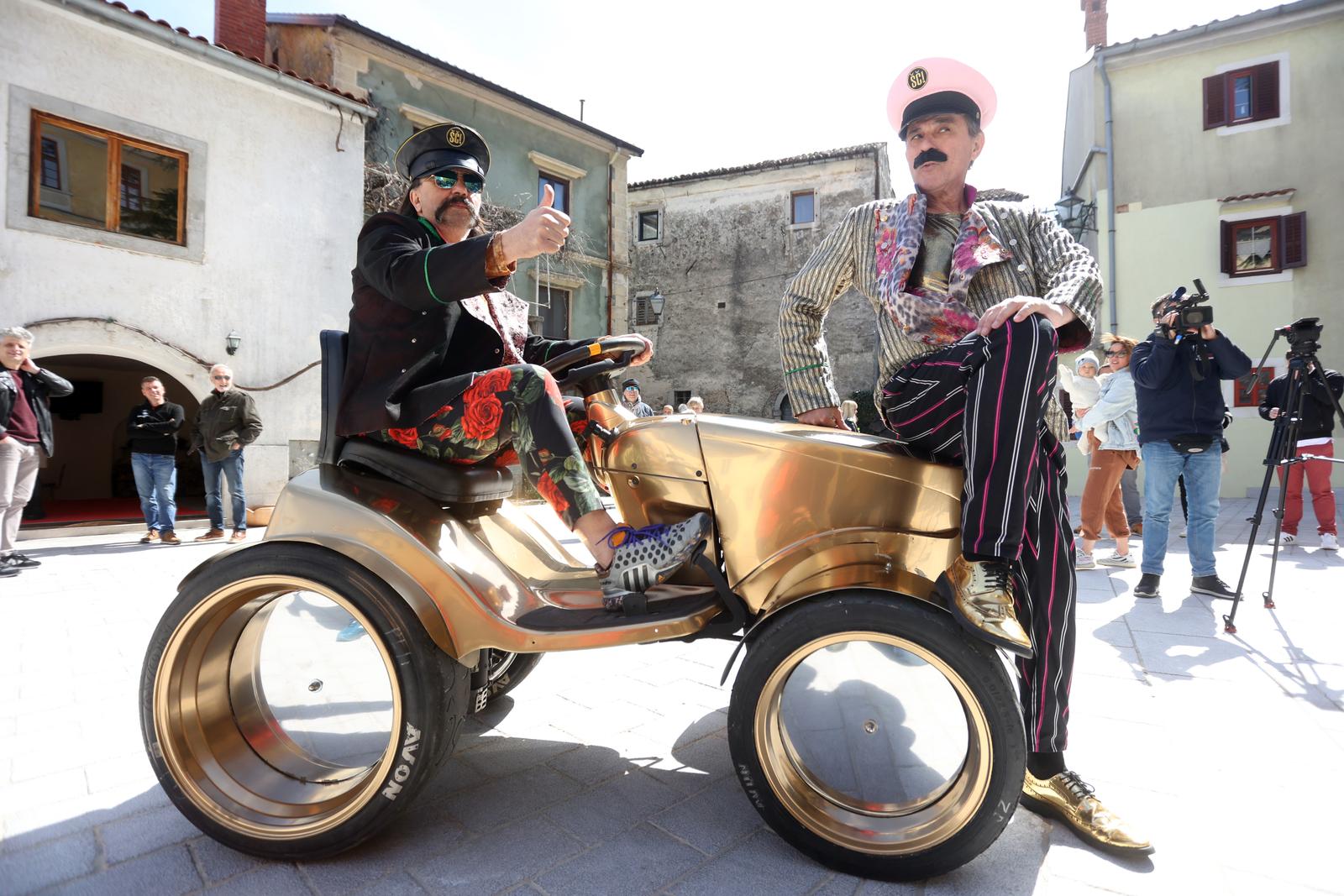 Kastav: Let3 predstavio zlatni traktor s kojim idu na Euroviziju Kastav: Let3 predstavio zlatni traktor s kojim idu na Euroviziju