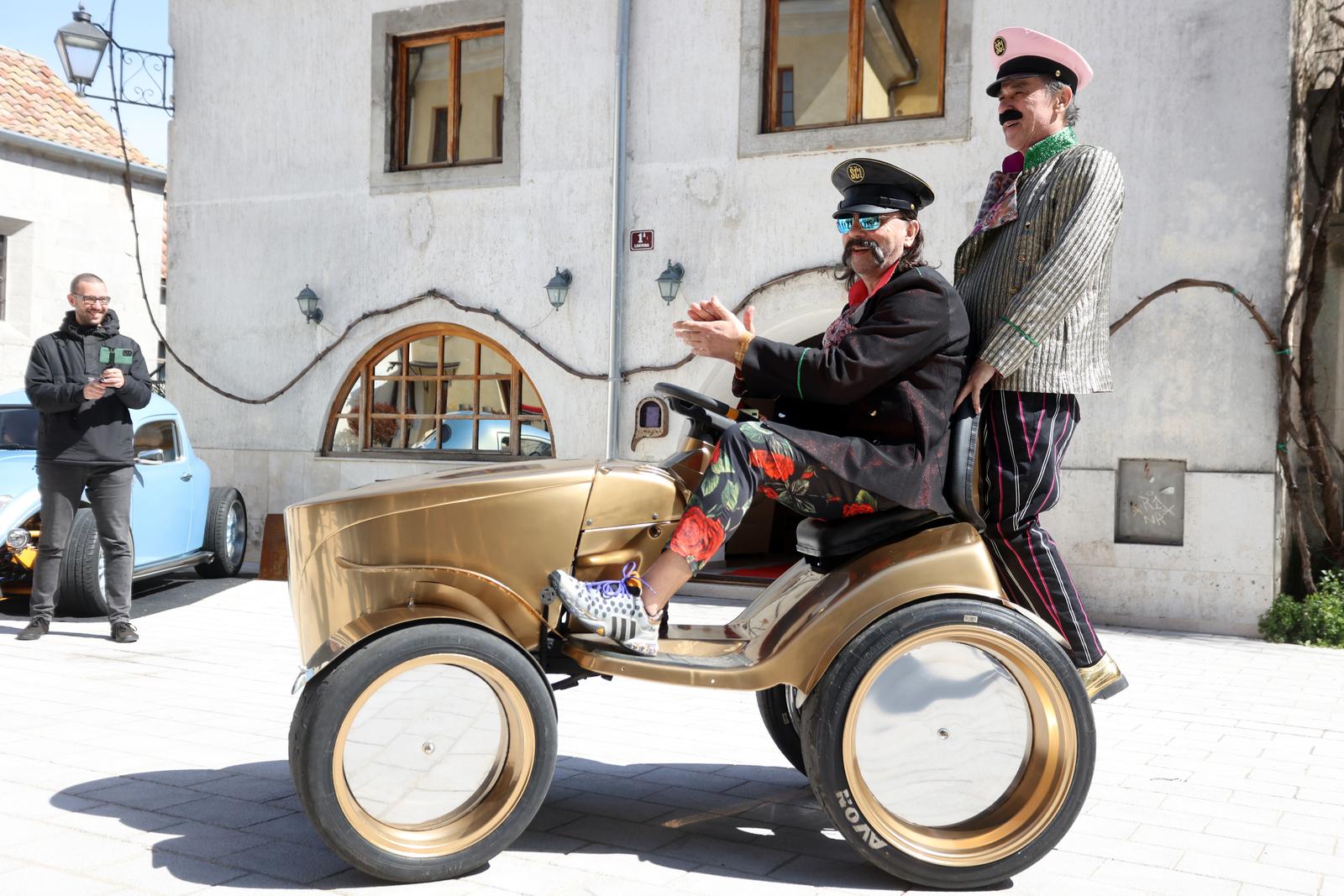 Kastav: Let3 predstavio zlatni traktor s kojim idu na Euroviziju Kastav: Let3 predstavio zlatni traktor s kojim idu na Euroviziju