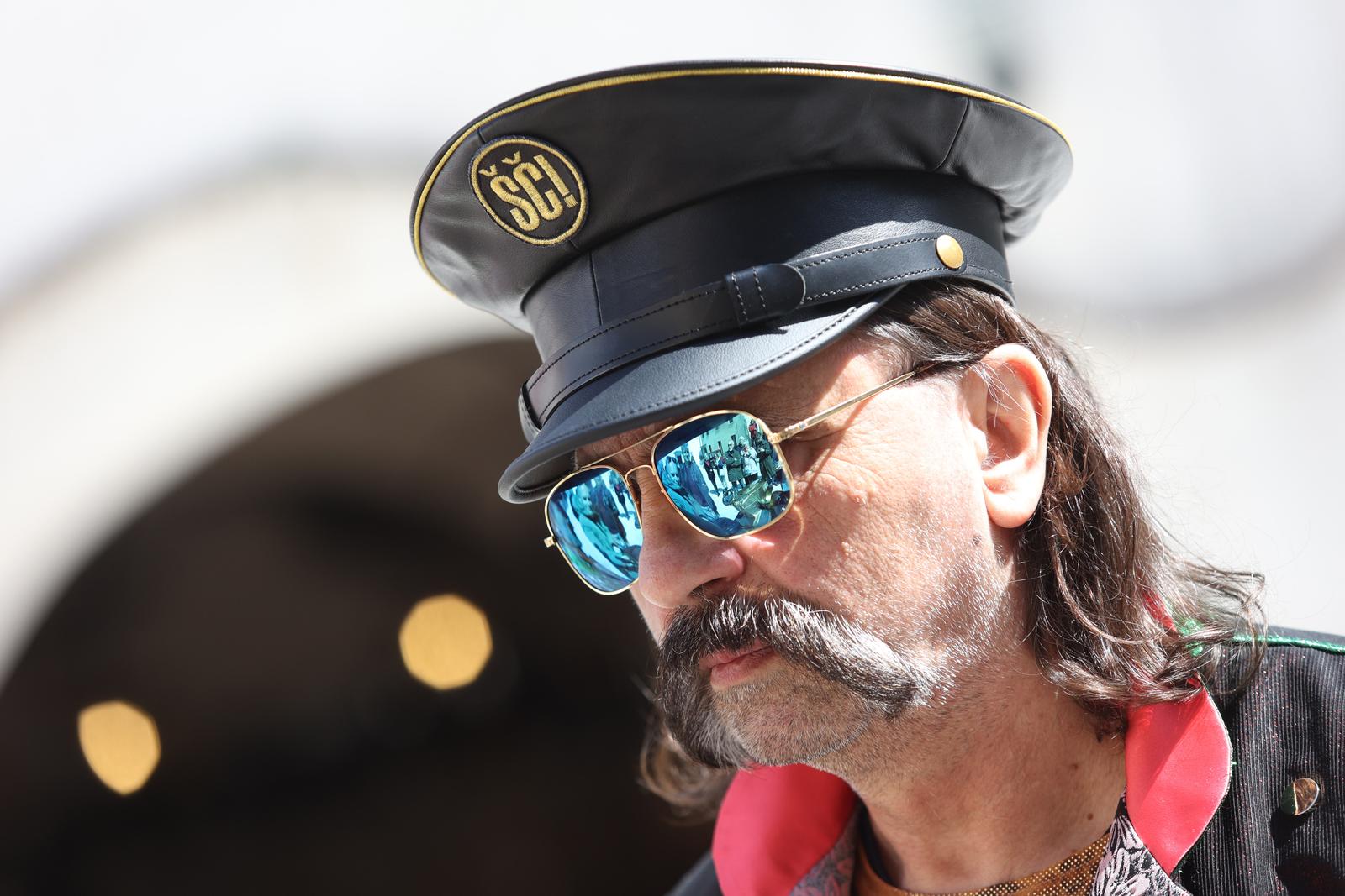 Kastav: Let3 predstavio zlatni traktor s kojim idu na Euroviziju Kastav: Let3 predstavio zlatni traktor s kojim idu na Euroviziju