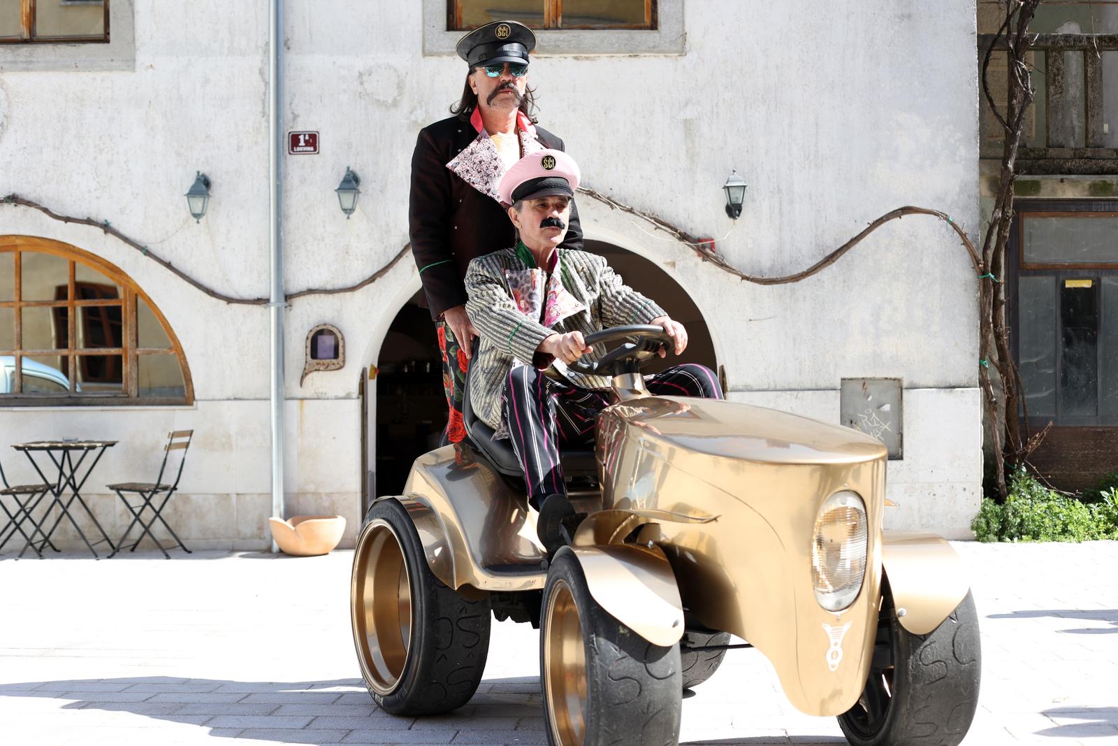 Kastav: Let3 predstavio zlatni traktor s kojim idu na Euroviziju Kastav: Let3 predstavio zlatni traktor s kojim idu na Euroviziju