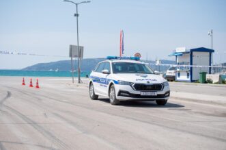 Trogir: BMW-om udarila u kamion, oba vozila završila u moru