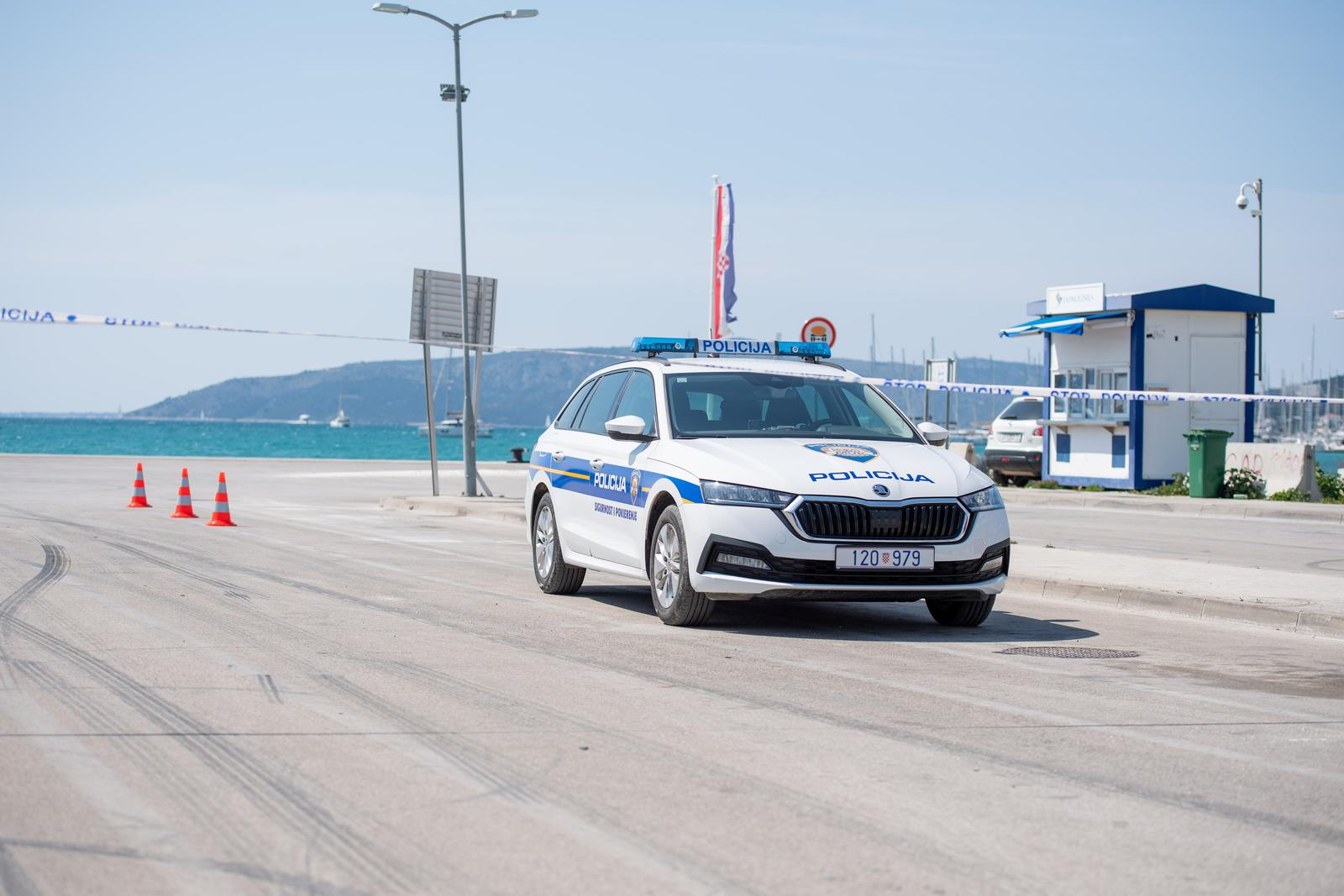 Trogir: BMW-om udarila u kamion, oba vozila završila u moru Trogir: BMW-om udarila u kamion, oba vozila završila u moru