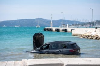 Trogir: BMW-om udarila u kamion, oba vozila završila u moru