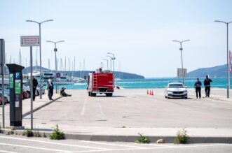 Trogir: BMW-om udarila u kamion, oba vozila završila u moru