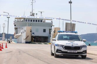 Trogir: BMW-om udarila u kamion, oba vozila završila u moru