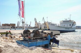 Trogir: BMW-om udarila u kamion, oba vozila završila u moru