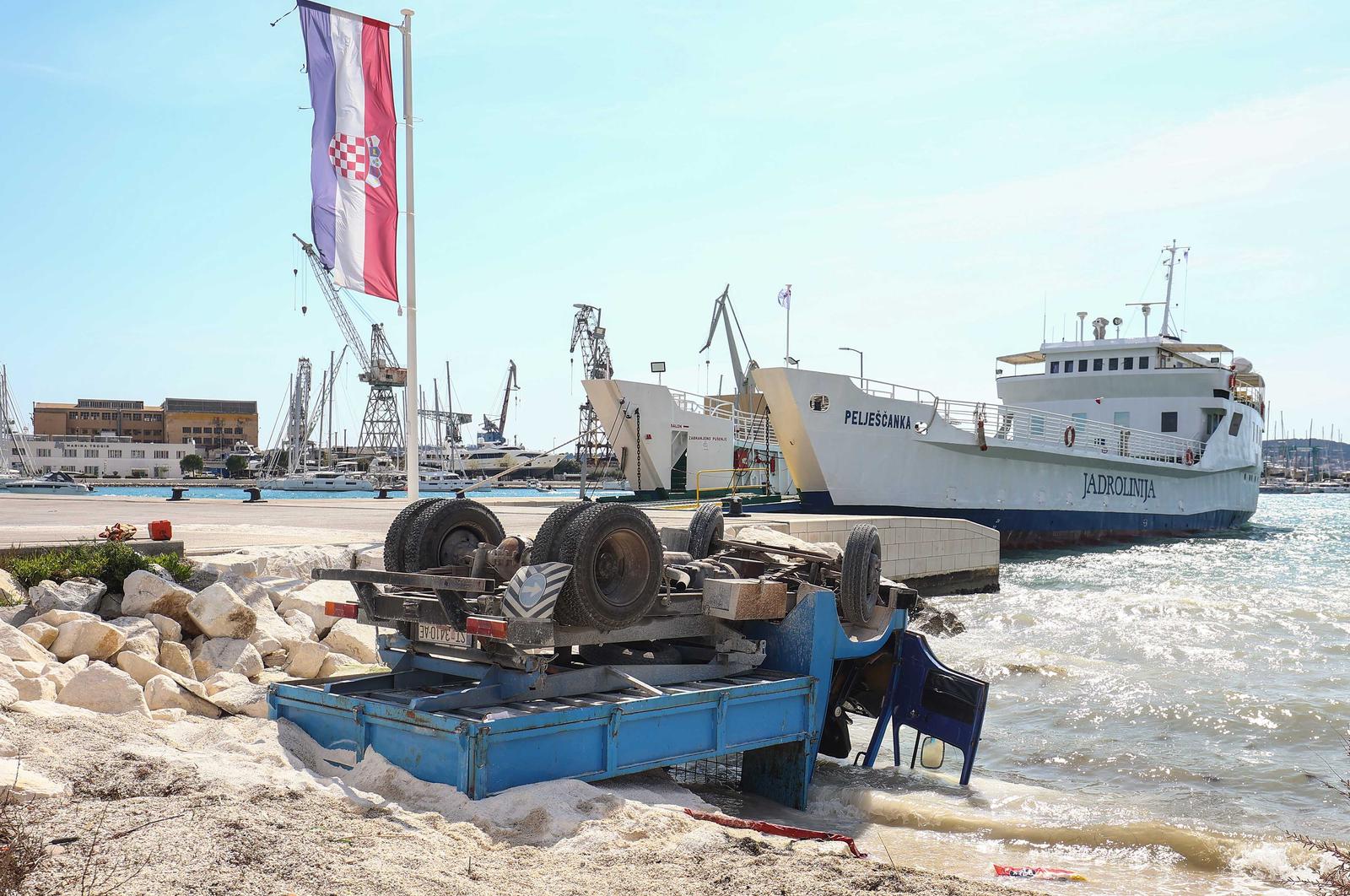 Trogir: BMW-om udarila u kamion, oba vozila završila u moru Trogir: BMW-om udarila u kamion, oba vozila završila u moru