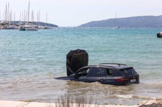 Trogir: BMW-om udarila u kamion, oba vozila završila u moru