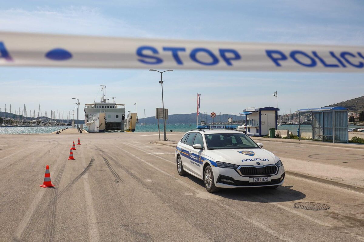 Trogir: BMW-om udarila u kamion, oba vozila zavrila u moru