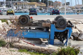 Trogir: BMW-om udarila u kamion, oba vozila završila u moru