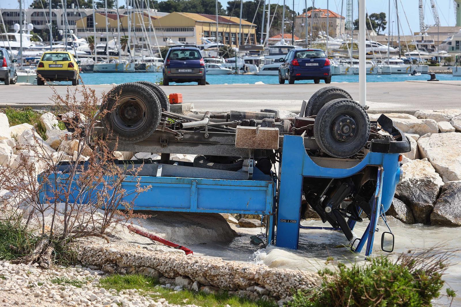 Trogir: BMW-om udarila u kamion, oba vozila završila u moru Trogir: BMW-om udarila u kamion, oba vozila završila u moru