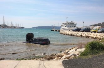 Trogir: BMW-om udarila u kamion, oba vozila završila u moru