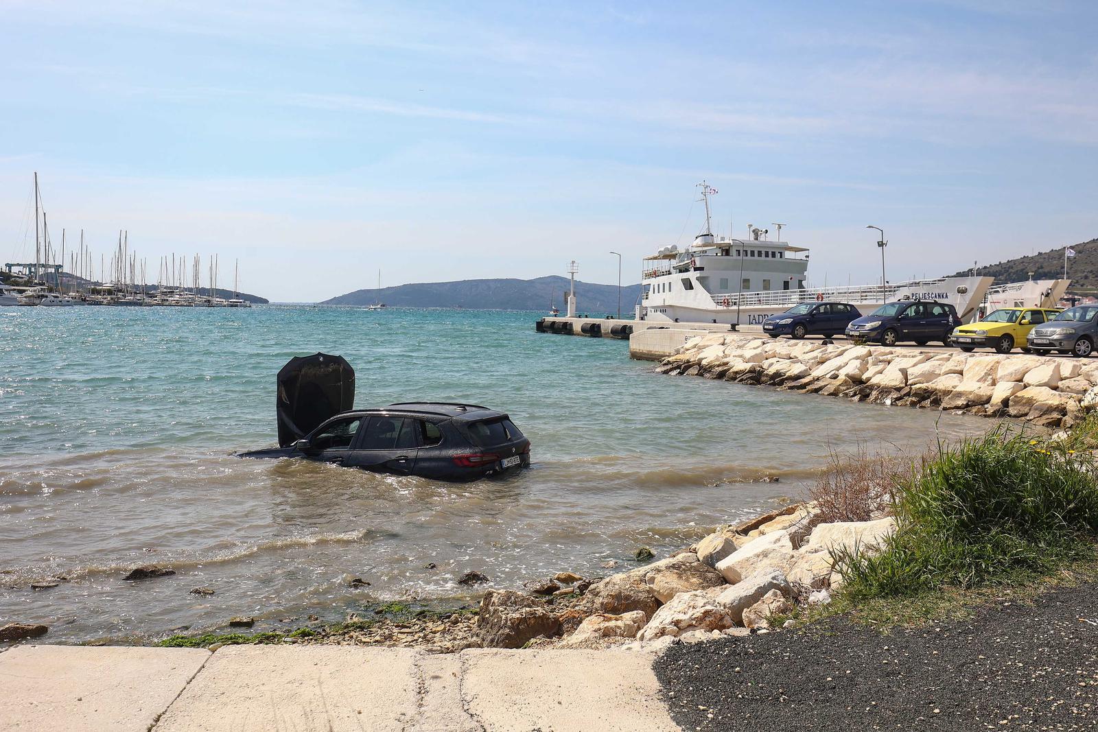 Trogir: BMW-om udarila u kamion, oba vozila završila u moru Trogir: BMW-om udarila u kamion, oba vozila završila u moru