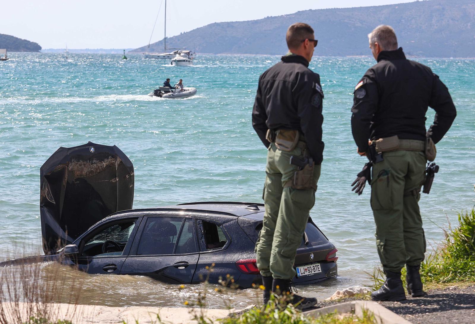 Trogir: BMW-om udarila u kamion, oba vozila završila u moru Trogir: BMW-om udarila u kamion, oba vozila završila u moru