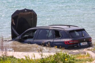 Trogir: BMW-om udarila u kamion, oba vozila završila u moru