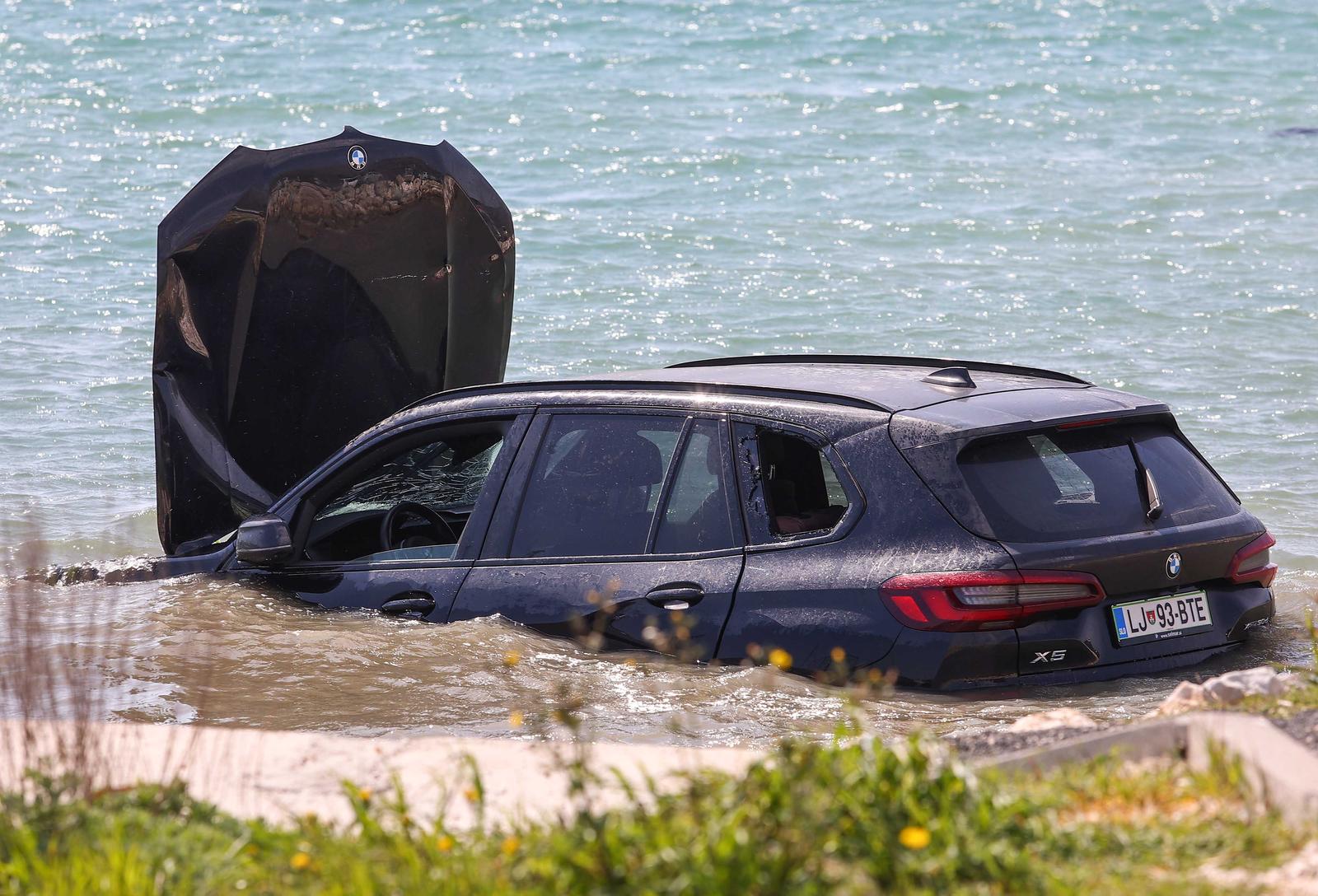 Trogir: BMW-om udarila u kamion, oba vozila završila u moru Trogir: BMW-om udarila u kamion, oba vozila završila u moru