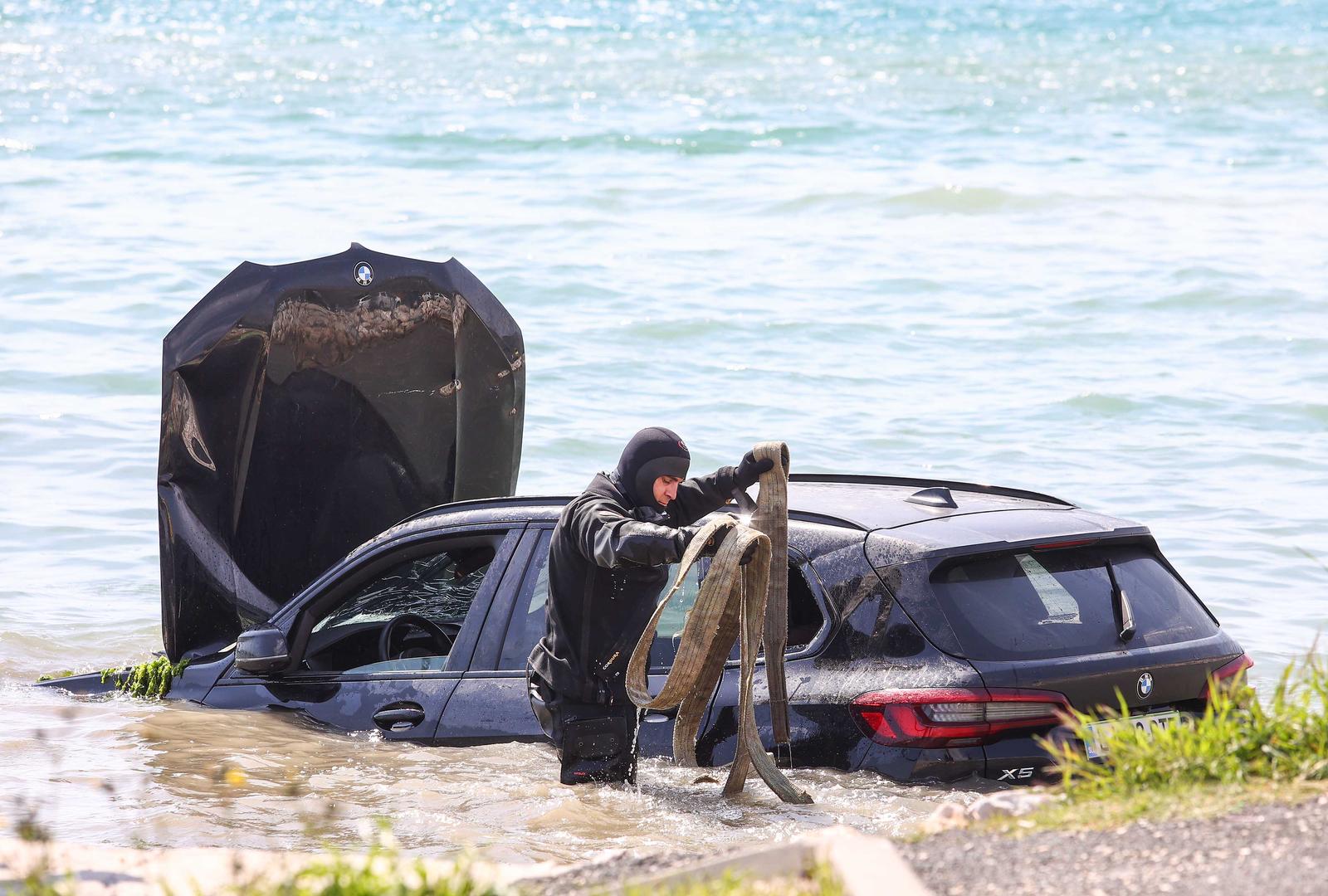 Trogir: BMW-om udarila u kamion, oba vozila završila u moru Trogir: BMW-om udarila u kamion, oba vozila završila u moru