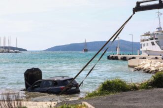 Trogir: BMW-om udarila u kamion, oba vozila završila u moru