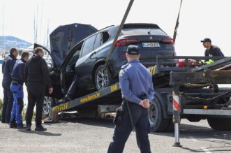 Trogir: BMW-om udarila u kamion, oba vozila završila u moru