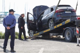 Trogir: BMW-om udarila u kamion, oba vozila završila u moru